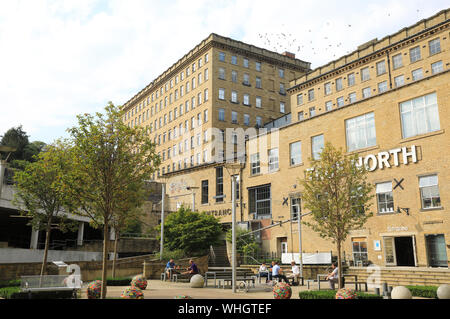 Dean Clough Mills in Halifax, ein Zentrum für Business und die Kunst, sich auf ein Wahrzeichen Ort, nachdem der weltweit größte Teppich fabrik, West Yorkshire. Stockfoto