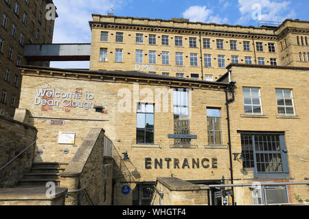 Dean Clough Mills in Halifax, ein Zentrum für Business und die Kunst, sich auf ein Wahrzeichen Ort, nachdem der weltweit größte Teppich fabrik, West Yorkshire. Stockfoto