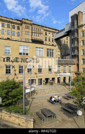 Dean Clough Mills in Halifax, ein Zentrum für Business und die Kunst, sich auf ein Wahrzeichen Ort, nachdem der weltweit größte Teppich fabrik, West Yorkshire. Stockfoto