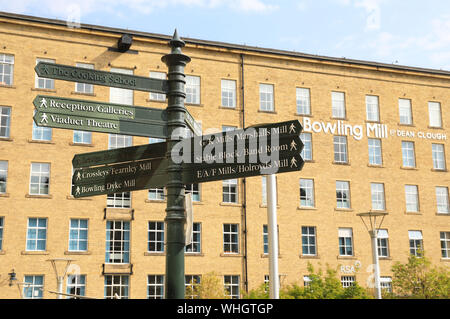 Dean Clough Mills in Halifax, ein Zentrum für Business und die Kunst, sich auf ein Wahrzeichen Ort, nachdem der weltweit größte Teppich fabrik, West Yorkshire. Stockfoto