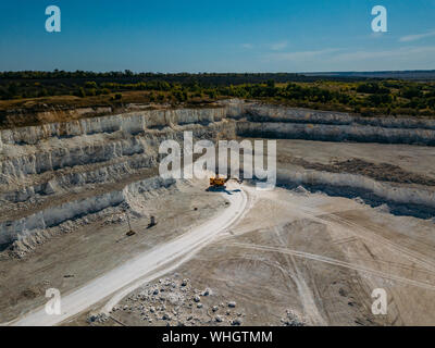 Kreidige Steinbruch öffnen, Luftaufnahme von Drone. Stockfoto