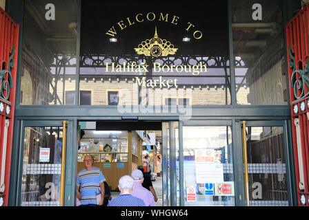 Borough Market, einem traditionellen viktorianischen Markthalle im Zentrum von Halifax, West Yorkshire, UK Stockfoto