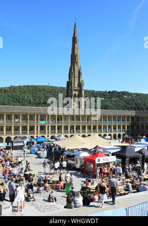 Sommer Food Festival im Stück Hall, ein großes Tuch aus dem 18. Jahrhundert, im Zentrum von Halifax, jetzt Gehäuse Geschäfte, Bars und Restaurants, in West Yorkshire, Stockfoto