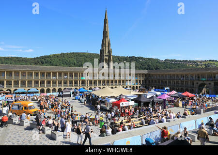 Sommer Food Festival im Stück Hall, ein großes Tuch aus dem 18. Jahrhundert, im Zentrum von Halifax, jetzt Gehäuse Geschäfte, Bars und Restaurants, in West Yorkshire, Stockfoto