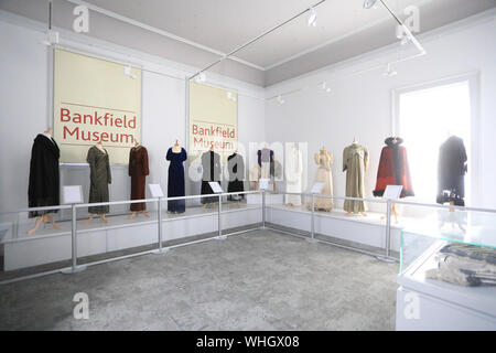 Die Fashion Gallery in Bankfield Museum, dem ehemaligen Zuhause von Edward Akroyd, in Halifax, Calderdale, West Yorkshire, UK Stockfoto