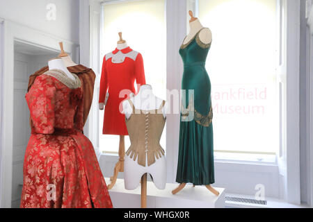 Die Fashion Gallery in Bankfield Museum, dem ehemaligen Zuhause von Edward Akroyd, in Halifax, Calderdale, West Yorkshire, UK Stockfoto