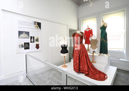 Die Fashion Gallery in Bankfield Museum, dem ehemaligen Zuhause von Edward Akroyd, in Halifax, Calderdale, West Yorkshire, UK Stockfoto