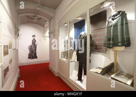 Die Fashion Gallery in Bankfield Museum, dem ehemaligen Zuhause von Edward Akroyd, in Halifax, Calderdale, West Yorkshire, UK Stockfoto