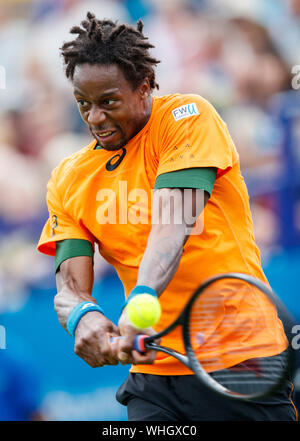 Gael Monflis von Frankreich spielen mit zwei rückhand gegen Richard Gasquet Frankreichs bei Aegon International 2017 - Eastbourne - England - der ATP Männer Sem übergeben Stockfoto