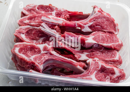 Rohen blutigen Lammkoteletts Fleisch in Kunststoffgehäuse/Box oder Container. Ökologische Lebensmittel. Stockfoto