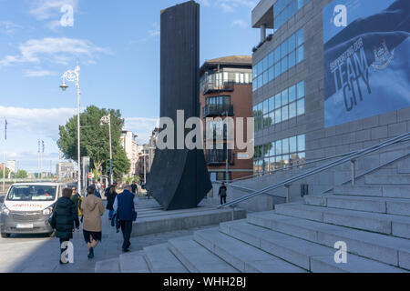 Eine Holzskulptur des Wikingerschiffes des Künstlers Michael Warren vor den Büroräumen des Stadtrats von Dublin am Wood Quay, Dublin, Irland. Stockfoto