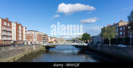 James Joyce Brücke über den Fluss Liffey, und sich dem Süden Kais zu Blackhall Ort auf der nördlichen Seite. Das im Jahr 2003 eröffnete Designer Santiago Calatrava. Stockfoto