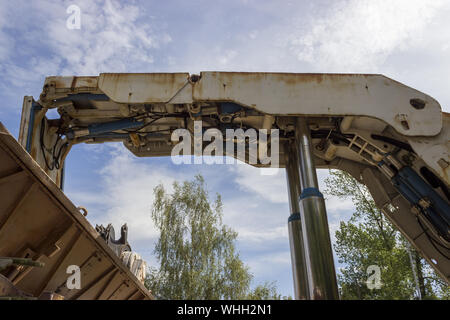 Alte hydraulische Mine zusätzliche Verstärkung in der Farbe weiß. Stockfoto