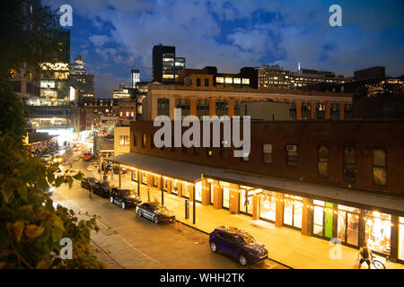 NEW YORK CITY - 24. AUGUST 2019: Blick von oben auf die Stadt Straße im Meatpacking District von Manhattan bei Nacht mit Lichtern gesehen. Stockfoto