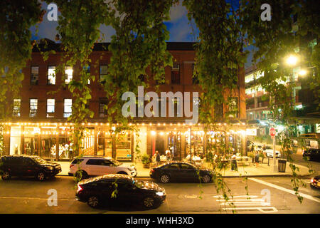 NEW YORK CITY - 24. AUGUST 2019: Blick von oben auf die Stadt Straße im Meatpacking District von Manhattan bei Nacht mit Lichtern gesehen. Stockfoto
