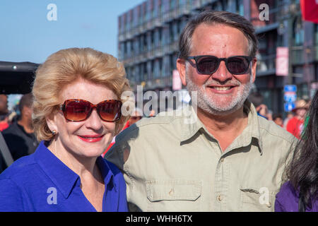 Detroit, Michigan - Michigan's US-Senatoren Debbie Stabenow und Gary Peters, beide Demokraten, in Detroit's Labor Day Parade. Stockfoto