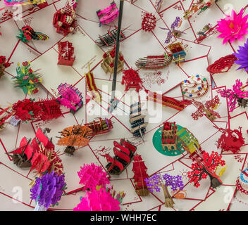 Grosse Menge von Hand gefertigt, bunt und komplexen Vietnamesischen pop-up-Karten (Blumen, Schiffe, Bäume, Herzen, Tiere) am Markt, Hanoi, Vietnam Stockfoto