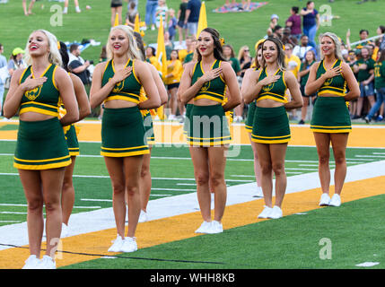 31. August 2019: Baylor Bears Cheerleader während der Nationalhymne an den NCAA Football Spiel zwischen Stephen F. Austin Holzfäller und der Baylor Bären an McLane Stadion in Waco, Texas. Matthew Lynch/CSM Stockfoto