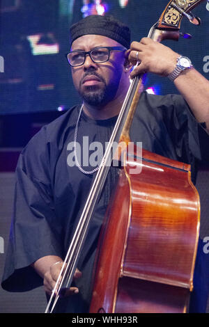 Usa. 31 Aug, 2019. Das Publikum füllte den Pritzker Pavillion und der Rasen am Samstag, den 31. August im Chicago Jazz Festival im Millennium Park. Christian McBride und seine Gruppe war der vorletzte Leistung durch Grammy Award Sängerin Cecile McLorin Salvant, die das Publikum mit ihrer melodischen Stimme begeistert. Bild: Christian McBride Credit: Karen I. Hirsch/ZUMA Draht/Alamy leben Nachrichten Stockfoto