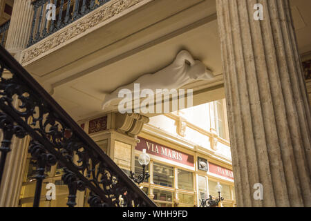 Nantes, Passage Pommeraye, Le Voyage à Nantes, Philippe Ramette, Éloge de la Paresse (Lob der Faulheit) Stockfoto