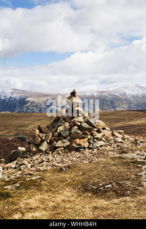 Steine gegen Berge im Hintergrund ausgeglichen, Cumbria Stockfoto