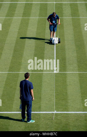 Boden - Personal Kennzeichnung Tennisplatz Linien an Aegon International 2017 - Eastbourne - England. Montag, 26, Juni. Foto: Nick Walker/Sport Bild Stockfoto