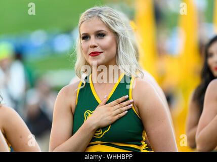 31. August 2019: Baylor Bears Cheerleader während der Nationalhymne an den NCAA Football Spiel zwischen Stephen F. Austin Holzfäller und der Baylor Bären an McLane Stadion in Waco, Texas. Matthew Lynch/CSM Stockfoto