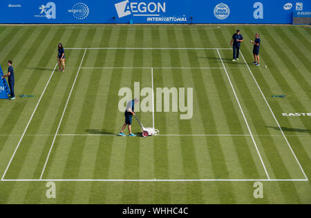 Boden - Personal Kennzeichnung Tennisplatz Linien an Aegon International 2017 - Eastbourne - England. Montag, 26, Juni. Foto: Nick Walker/Sport Bild Stockfoto