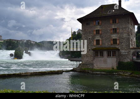 Die Schweiz Den grössten europäischen Rhinefalls Wasserfälle, auf deutsch-schweizer Grenze Stockfoto