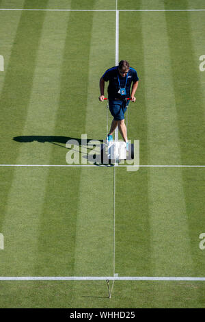 Boden - Personal Kennzeichnung Tennisplatz Linien an Aegon International 2017 - Eastbourne - England. Montag, 26, Juni. Foto: Nick Walker/Sport Bild Stockfoto