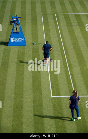 Boden - Personal Kennzeichnung Tennisplatz Linien an Aegon International 2017 - Eastbourne - England. Montag, 26, Juni. Foto: Nick Walker/Sport Bild Stockfoto