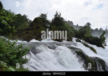 Die Schweiz Den grössten europäischen Rhinefalls Wasserfälle, auf deutsch-schweizer Grenze Stockfoto