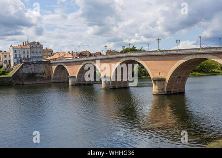 Alte Brücke am Fluss Dordogne in Bergerac, Frankreich Stockfoto