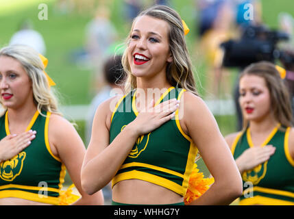 31. August 2019: Baylor Bears Cheerleader während der Nationalhymne an den NCAA Football Spiel zwischen Stephen F. Austin Holzfäller und der Baylor Bären an McLane Stadion in Waco, Texas. Matthew Lynch/CSM Stockfoto