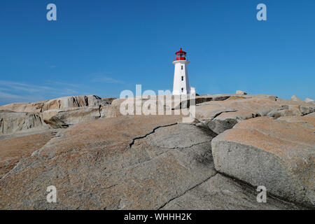 Peggy's Cove, Nova Scotia, Leuchtturm auf massiven Felsen Stockfoto