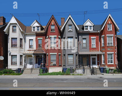 Reihe der alten Viktorianischen städtischen Häuser mit Giebeln Stockfoto
