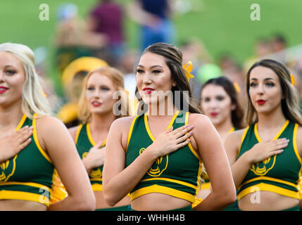 31. August 2019: Baylor Bears Cheerleader während der Nationalhymne an den NCAA Football Spiel zwischen Stephen F. Austin Holzfäller und der Baylor Bären an McLane Stadion in Waco, Texas. Matthew Lynch/CSM Stockfoto