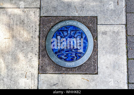 Waymarker Plakette in den Bürgersteig für Islington Kanal Tunnel durch den Ingenieur James Morgan, London, England Stockfoto