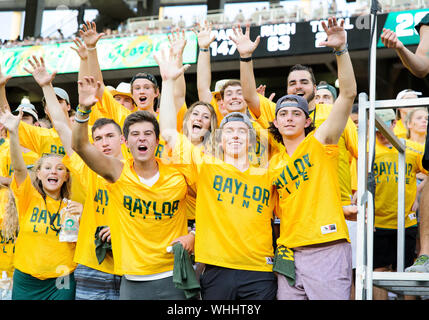 31. August 2019: Baylor Bears Studenten während der ersten Hälfte der NCAA Football Spiel zwischen Stephen F. Austin Holzfäller und der Baylor Bären an McLane Stadion in Waco, Texas. Matthew Lynch/CSM Stockfoto