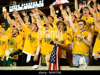 31. August 2019: Baylor Bears Studenten während der zweiten Hälfte der NCAA Football Spiel zwischen Stephen F. Austin Holzfäller und der Baylor Bären an McLane Stadion in Waco, Texas. Matthew Lynch/CSM Stockfoto