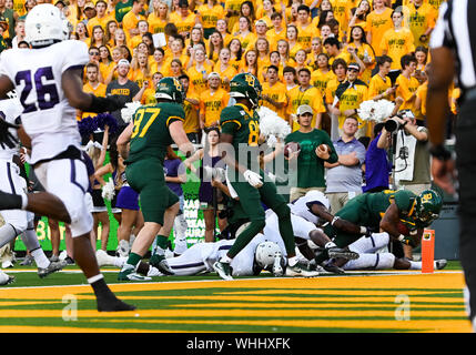 31. August 2019: Baylor Bears zurück laufen Trestan Ebner (25) zählt einen Touchdown in der ersten Hälfte des NCAA Football Spiel zwischen Stephen F. Austin Holzfäller und der Baylor Bären an McLane Stadion in Waco, Texas. Matthew Lynch/CSM Stockfoto