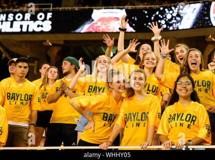 31. August 2019: Baylor Bears Studenten während der zweiten Hälfte der NCAA Football Spiel zwischen Stephen F. Austin Holzfäller und der Baylor Bären an McLane Stadion in Waco, Texas. Matthew Lynch/CSM Stockfoto