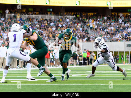 31. August 2019: Baylor Bears zurück laufen Trestan Ebner (25) stürmt die Kugel während der ersten Hälfte der NCAA Football Spiel zwischen Stephen F. Austin Holzfäller und der Baylor Bären an McLane Stadion in Waco, Texas. Matthew Lynch/CSM Stockfoto