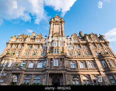 Abendsonne auf Rocco Forte Balmoral Hotel in schottischem Baronal Stil von William Hamilton Beattie, Princes Street, Edinburgh, Schottland, Großbritannien Stockfoto