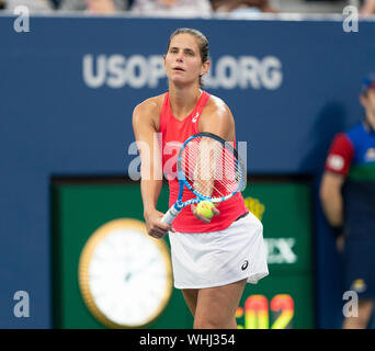 New York, Vereinigte Staaten. 02 Sep, 2019. Julia Goerges (Deutschland), die in Aktion während der Runde 4 der US Open Meisterschaft gegen Donna Vekic (Kroatien) an Billie Jean King National Tennis Center (Foto von Lew Radin/Pacific Press) Quelle: Pacific Press Agency/Alamy leben Nachrichten Stockfoto