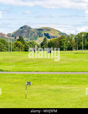 Putting Green Golf Loch Nummer 35, die Wiesen, Edinburgh, Schottland, Großbritannien, mit Blick auf Arthur's Seat Stockfoto