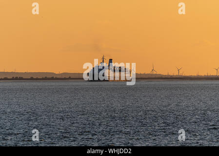 MS Marco Polo Kreuzfahrt durch die Globale Maritime Gruppe unter Charter, die sich im Besitz der britischen Schifffahrt & Maritime Fahrten auf der Themse Richtung Kanada. Sonnenuntergang Stockfoto