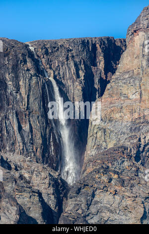 Detail eines Wasserfalls auf einer Klippe in Buchan Golf, Baffin Island, Kanada. Stockfoto