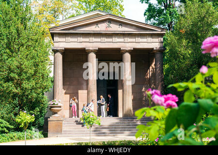 Berlin, Deutschland - 16. August 2019: Touristen, Mausoleum im Schlossgarten Charlottenburg. Ursprünglich im Jahre 1810 für Königin Louise von Pruss gebaut Stockfoto