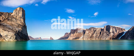 Panoramablick über die Klippen und Berge in Buchan Golf, Baffin Island, Kanada. Stockfoto